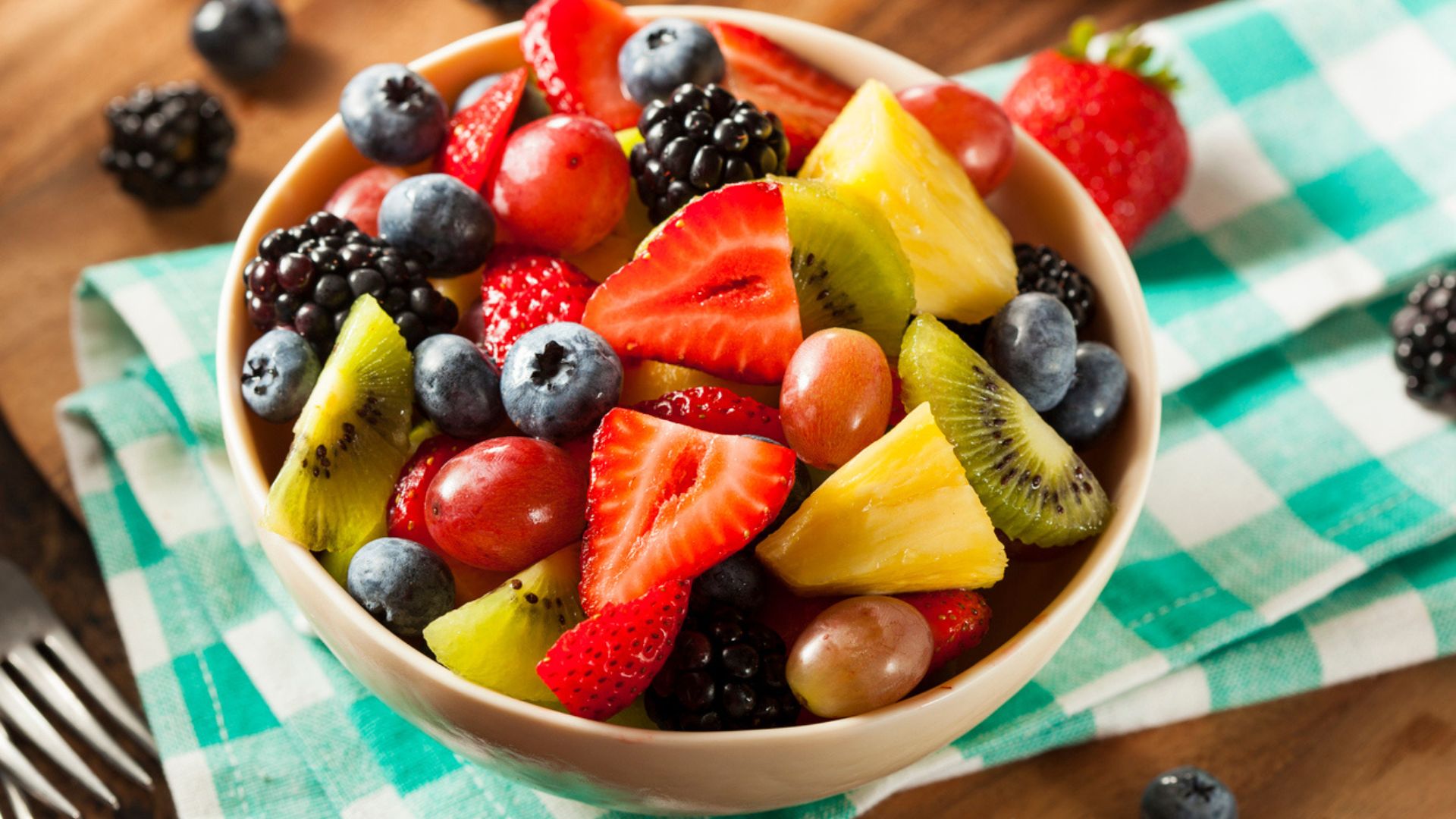 Salade de fruits en coupe d'ananas